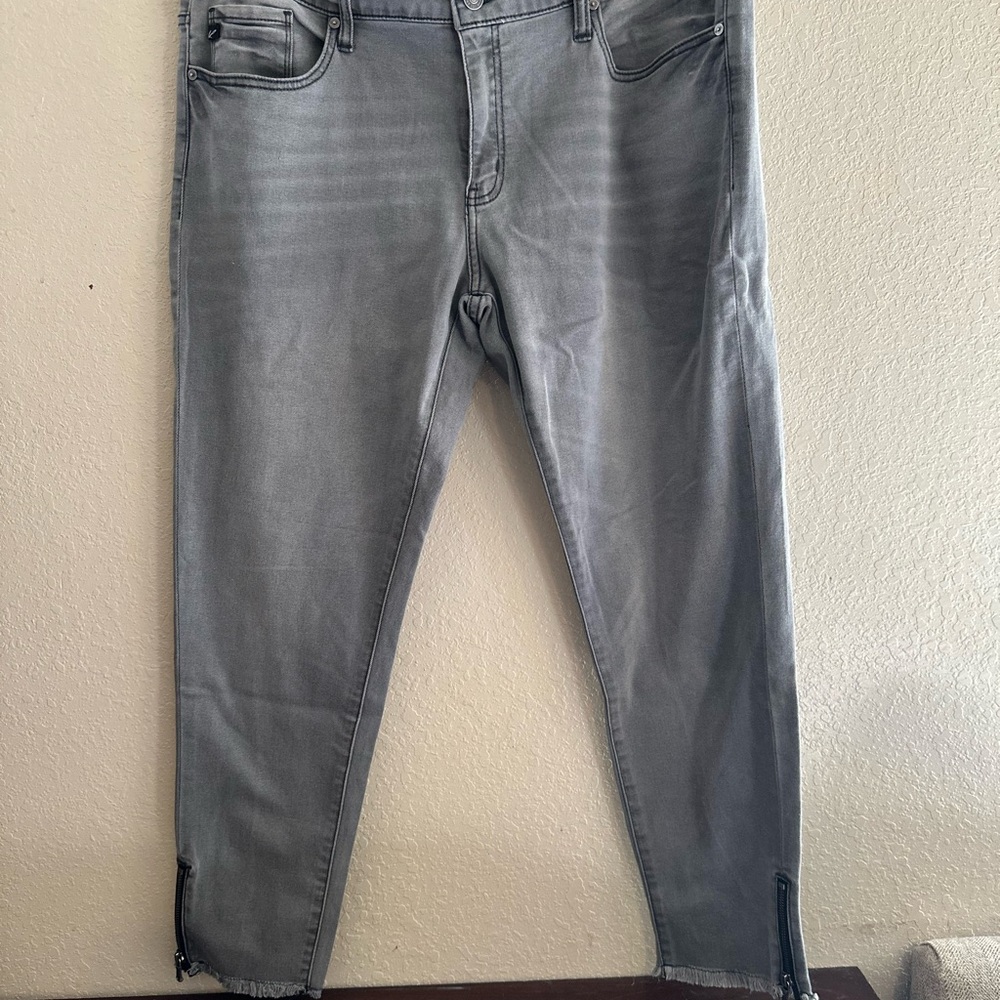 KanCan Women's Gray Skinny Jeans with Zipper Detail